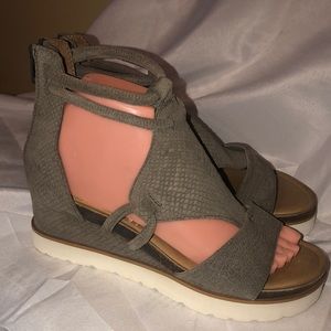 DIBA True Green Clover Strappy Sandals size 7.5